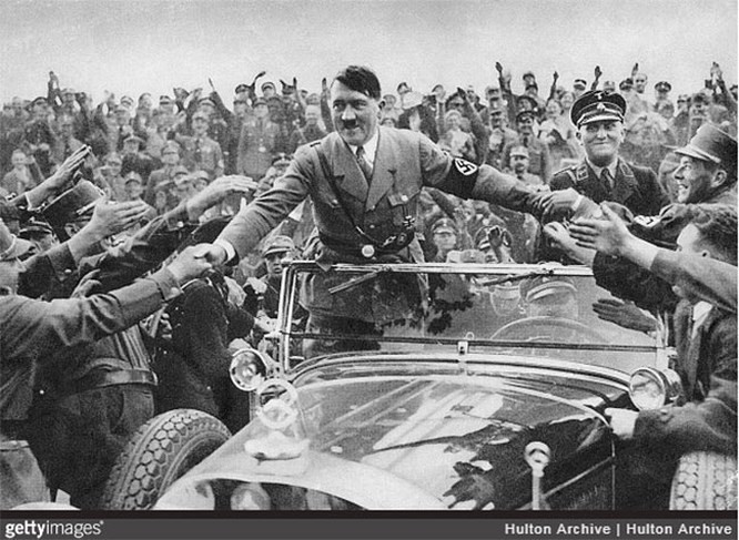 6. Hitler không thể lái xe: Kỳ lạ một điều rằng Hitler không bao giờ muốn học lái xe. Một số người tin rằng đó là vì hắn sợ thất bại trước mặt người khác.