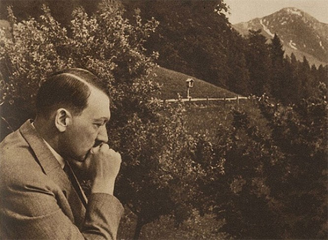 4. Hitler từng muốn trở thành một linh mục: Khi lên 4 tuổi, Hitler bị rơi xuống hồ vào giữa mùa đông, và một linh mục đã cứu mạng hắn. Sự việc này ảnh hưởng đến tâm trí của Hitler rất nhiều đến mức hắn ta quyết định sẽ trở thành một linh mục như vị linh mục tốt bụng kia. Tuy nhiên, khi lớn lên, Hitler nhận ra rằng thay vì phục vụ Thiên Chúa, hắn muốn được trở thành Thiên Chúa của chính mình.