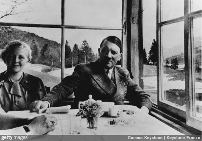 2. Hitler mắc vấn đề tiêu hóa: Hitler có vấn đề đường tiêu hóa nghiêm trọng trong suốt cuộc đời của mình. Hắn thường bị đau dạ dày, khí, tiêu chảy mãn tính và khó chịu sau bữa ăn. Hắn sợ rằng ai đó sẽ phát hiện ra những vấn đề này nên đã thử 29 loại thuốc khác nhau, nhưng chúng đều hoàn toàn vô ích.