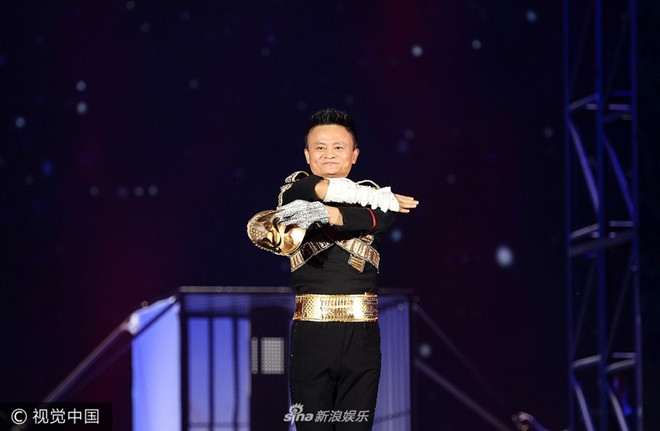 Tối 8/9, tỷ phú Jack Ma (Mã Vân) gây bất ngờ cho các quan khách và giới truyền thông với màn biểu diễn đậm chất Michael Jackson trong buổi tiệc của công ty Alibaba. Tỷ phú giàu nhất Trung Quốc đeo măt nạ, diện trang phục từng làm nên tên tuổi của Michael Jackson cưỡi xe Harley lên sân khấu. Sina cho hay, cả hội trường rất phấn khích trước màn biểu diễn của Jack Ma. Dù vũ đạo chưa thật sự chuyên nghiệp, động tác còn cứng nhưng vị doanh nhân nổi tiếng đã đem đến sự mới lạ, độc đáo cho buổi tiệc.