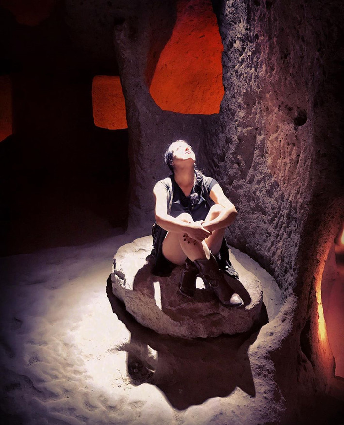 Cư dân Anatolia cổ đại nhận ra rằng họ có thể xây nhà, đẽo đá trên sườn đồi và dưới lòng đất thành các hang để cư trú. Derinkuyu là một trong nhiều ngôi nhà cắt đá được tạo ra như vậy. Tuy nhiên, nó là nơi nằm sâu dưới lòng đất nhất cho đến nay. Ảnh: Vonika_mua, pandymiao.