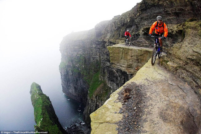 Du khách mạo hiểm đạp xe trên vách núi Moher ở Ireland. Đây là một trong những tuyết đường đạp xe nguy hiểm nhất thế giới.