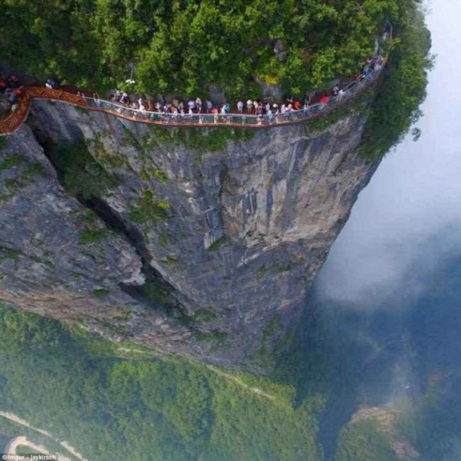 Hàng dài các du khách nối nhau đi bộ trên con đường chạy dọc theo sườn núi tại núi Thiên Môn ở Trương Gia Giới, Trung Quốc.