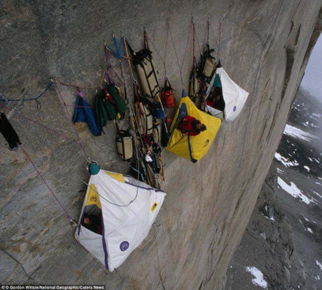 Mọi người cắm trại để ngủ qua đêm trên vách núi dựng đứng tại đảo Baffin, Canada.
