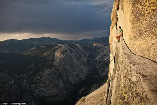 Người đàn ông mạo hiểm ngồi trên vách đá thuộc núi Sierra Nevada ở California, Mỹ.