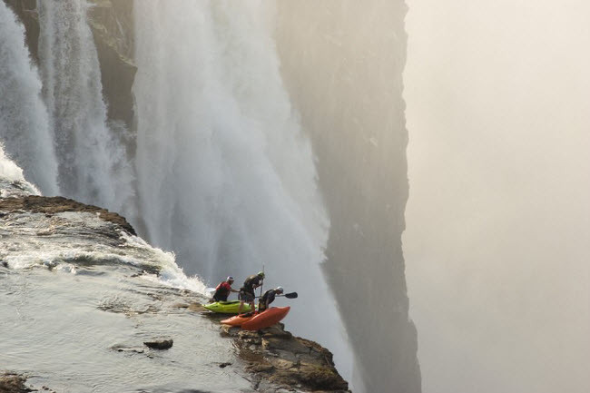 Nhóm du khách nhìn xuống vách dựng đứng tại thác Victoria ở Zambia. Đây là thác nước lớn nhất thế giới.
