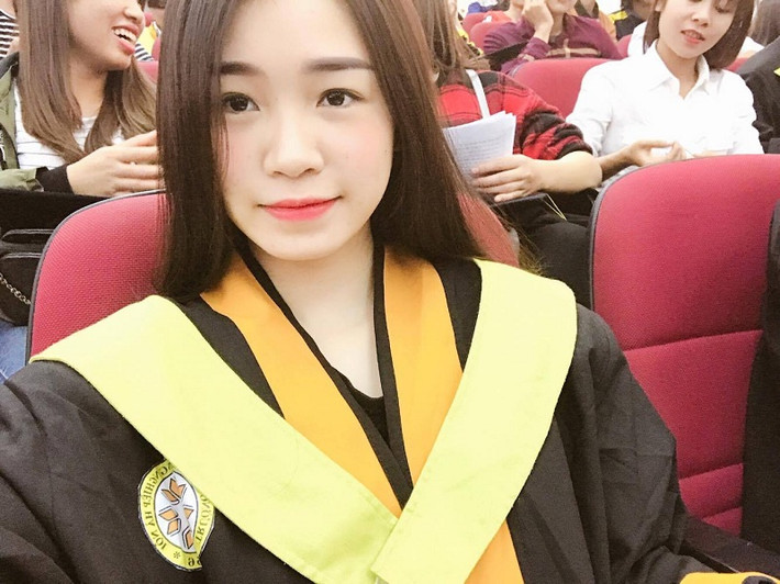 Là gương mặt mới trong cộng đồng 9X khởi nghiệp, Hương Nguyễn luôn là cái tên được nhắc đến trong giới trẻ Bắc Ninh nói riêng bởi cô không chỉ sở hữu gương mặt xinh xắn, tính tình thân thiện, hòa đồng, thông minh, mà cô còn luôn chịu khó tìm tòi học hỏi. Cô nàng xinh đẹp Hương Nguyễn sinh năm 1994 tại thành phố Bắc Ninh. Tốt nghiệp Đại học Nông nghiệp I Hà Nội chuyên ngành Xã hội học nhưng Hương Nguyễn lại có niềm đam mê kinh doanh từ rất sớm. Chính vì vậy, ngay khi tốt nghiệp đại học cô gái Bắc Ninh này đã quyết định kinh doanh online để thỏa ước mơ từ bé của mình.