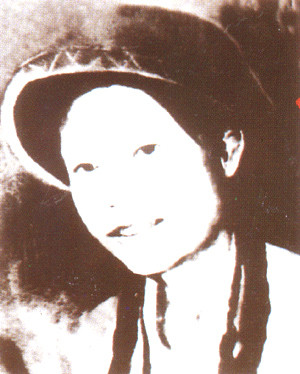 Liệt sĩ Dương Thị Xuân, sinh năm 1947. Trước khi chị Xuân lên đường, vào “tọa độ lửa” Ngã ba Đồng Lộc, anh Tân người cùng làng đã lấy sợi ni lông xanh, đỏ buộc vào cổ tay Xuân rồi nói: “Màu đỏ là của anh, màu xanh lam này là của em. Khi nào nhớ đến anh, em hãy nhìn chiếc vòng này”. Nhưng rồi, 10 cô gái Ngã ba Đồng Lộc đã ra đi ở tuổi thanh xuân, mang theo bao tình yêu, ước vọng tuổi trẻ, trong đó có chị Xuân. Ảnh: Tư liệu.