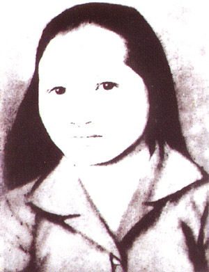 Liệt sĩ Trần Thị Hường sinh năm 1949. Chị là con của một liệt sĩ chống Pháp. Cha chị là vệ quốc quân hy sinh năm 1953 ở mặt trận. Khi ông hy sinh, Hường mới 4 tuổi. Chị Hường có mái tóc đen dài, óng ả. Chị có giọng hát hay, được mệnh danh là “chim sơn ca” của tiểu đội và của cả C522. Ảnh: Tư liệu.