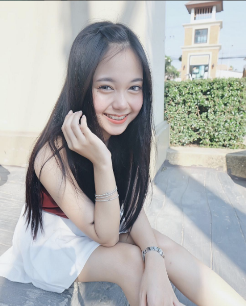 Điều khiến Pornsawan Phusua trở nên đặc biệt và được nhiều người yêu mến là sự tự tin. Không ít cư dân mạng gọi cô với biệt danh " hot girl niềng răng" có nụ cười tỏa nắng.