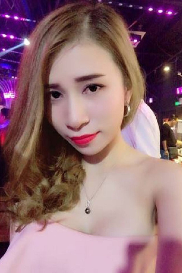 Ngoài ngoại hình xinh đẹp Tố Quyên còn được nhiều người biết tới là cô gái có niềm đam mê kinh doanh online. Nói về cái duyên đến với việc kinh doanh mỹ phẩm dành cho body và thực phẩm chức năng chuyên về sức khỏe Tố Quyên cho hay: 'Là con gái em cũng thích làm đẹp, làm điệu, thích tìm hiểu những loại mỹ phẩm nào tốt nhất cho da nên em mới nghĩ ra việc kinh doanh mỹ phẩm online. Mới đầu em tập tành kinh doanh qua mạng, gặp không ít khó khăn nhưng rồi em tự nhủ mình phải cố gắng. Nếu bỏ cuộc khi vừa mới khởi đầu thì chắc hẳn em sẽ chẳng thể làm nên được việc gì'.
