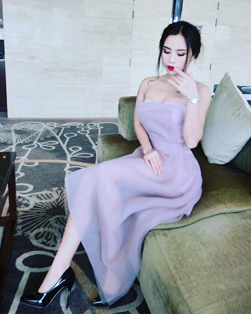 Á khôi Hưng Yên “nhắm mắt” đồng ý với điều kiện, chỉ đăng ký kết hôn chứ không làm đám cưới. Mặt khác, đối phương phải lo lắng cho cô như một người vợ, chu cấp tiền ăn học, 2-3 tháng về Việt Nam thăm cô một lần. “Thật ra, nói San trả lương để được hẹn hò với mình đúng hơn là kết hôn. Mình chỉ hỏi bạn thân thế này: “Giờ lấy chồng mà tặc lưỡi một câu “cũng được” thì buồn cười cậu nhỉ?”. Rồi nghĩ đến chuyện, mỗi sáng mở mắt ra lại gặp gỡ một người mình không yêu thấy thật buồn. Khi ấy, mình chỉ thích trai Hà Nội”, Nam Thúy kể.