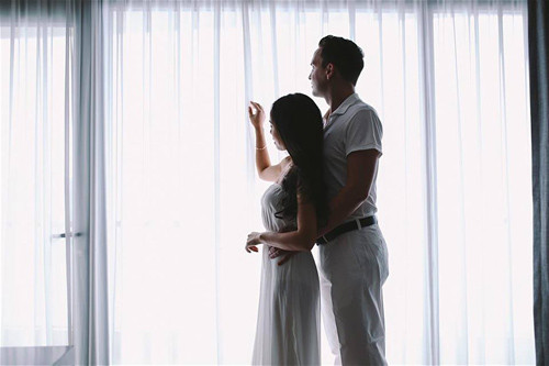 “Anh bảo mình quá may mắn khi được anh yêu rất nhiều (Cười). Đúng là mình may mắn khi có cả 4 năm để hiểu cảm xúc thật sự của bản thân”, cô gái Hưng Yên chia sẻ.