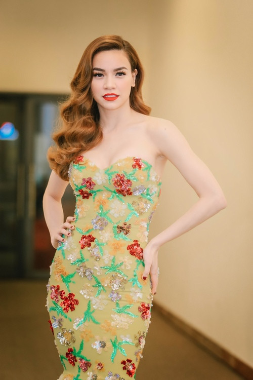 Hồ Ngọc Hà xinh đẹp và vô cùng gợi cảm trong hậu trường đêm nhạc. Cô song cùng Thu Minh ca khúc Sợ - một sáng tác hoàn toàn mới của nhạc sĩ Châu Đăng Khoa.