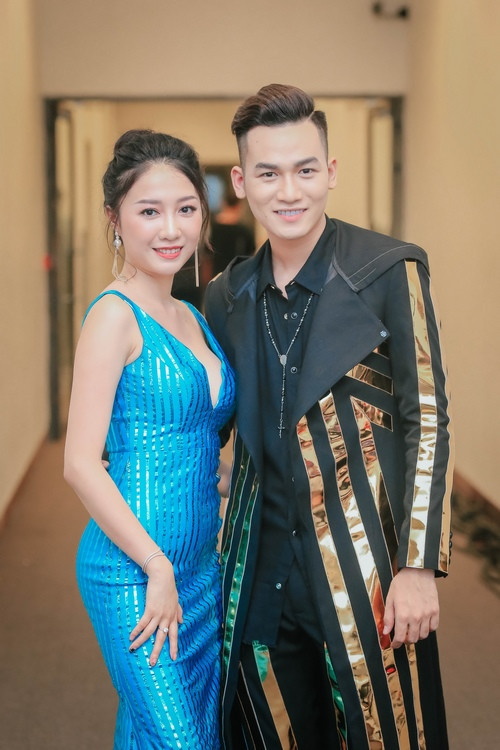 Học trò Ali Hoàng Dương của Thu Minh bảnh bao, lịch lãm trong hậu trường.