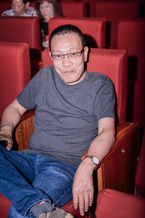 Tối qua (24/6), tại Trung tâm Hội nghị quốc gia đã diễn ra live concert kỉ niệm 25 năm ca hát của ca sĩ Thu Minh. Điều đặc biệt dưới hàng ghế khán giả chính là sự xuất hiện của MC Lại Văn Sâm. Ông ăn mặc giản dị với áo phông xám, quần jeans, ngồi ở hàng ghế VIP ngay trước sân khấu.