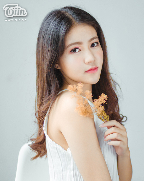 Chia sẻ nhanh về kỳ thi THPT Quốc gia này, Minh Thư cho biết cô nàng làm được bài, đề Địa và GDCD thì khá dễ còn đề Sử thì hơi khó.