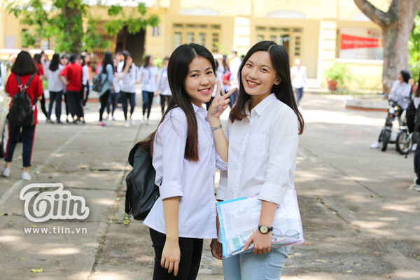 Hà Minh Thư nhí nhảnh tạo dáng sau khi hoàn thành kỳ thi THPT Quốc gia 2017. Ảnh: Minh Sơn.
