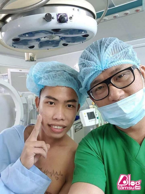 Những ngày qua cư dân mạng vô cùng bất ngờ khi Tùng Sơn bất ngờ xuất hiện trong một video clip tư vấn phẫu thuật thẩm mỹ của một trung tâm thẩm mỹ viện. Ngay khi xuất hiện, bác sĩ phẫu thuật thẩm mỹ đã nhận xét rằng khuôn mặt Tùng Sơn là khuôn mặt đặc biệt đòi hỏi phải can thiệp dao kéo khá nhiều để có được một khuôn mặt xinh đẹp hơn như ý cậu muốn.