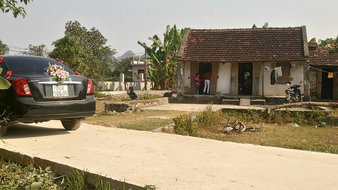 Dù dòng mô tả "nhà trai nghèo rớt mùng tơi" là chưa đúng với sự thật nhưng những gì diễn ra trong đám cưới ở Ninh Bình này vẫn khiến nhiều bạn trẻ cảm động. Nhà trai hay nhà gái nghèo khó đã không còn là vấn đề quan trọng trong câu chuyện này, điều đáng quý và trân trọng nhất cặp đôi trẻ tuổi đã có thể đến với nhau bằng tình yêu chân thật. Hy vọng trong tương lai với sự chung sức của hai bạn trẻ, hoàn cảnh của nhà cô dâu và cả đại gia đình đều sẽ được cải thiện.