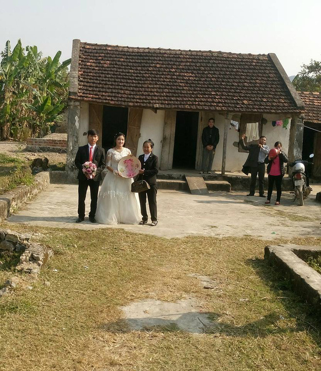 Những cuộc tranh cãi về đám cưới nghèo ở Ninh Bình tiếp tục kéo dài cho đến khi anh Hoài Nam - người trực tiếp chụp và đăng tải những bức ảnh này lên Facebook lần đầu tiên, cũng là người trực tiếp tham gia đám cưới tiết lộ sự thật. Theo anh Nam, anh là người lái xe thuê của gia đình chú rể và những bức ảnh anh đăng tải lên Facebook là chụp ở nhà gái, trong lúc nhà trai đến xin dâu.