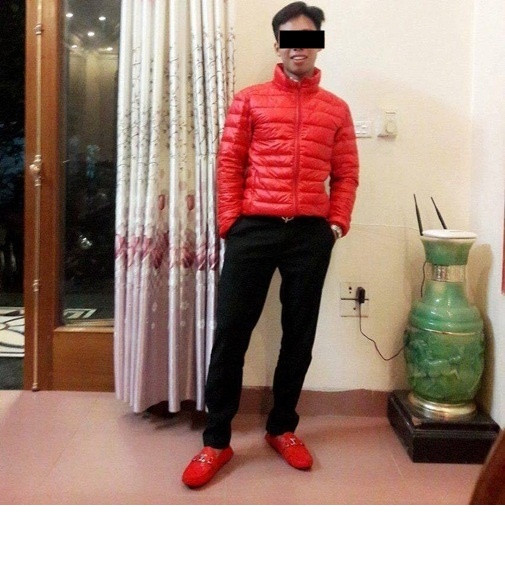 Cho tới thời điểm hiện tại, trên một trang fanpage được nhiều người quan tâm đã liệt kê được hàng chục bức ảnh có dáng dấp của đôi giày đỏ, hồng và chắc chắn con số sẽ không dừng lại ở đó. Một bộ phận nhỏ dân mạng lại cho rằng những bức ảnh trên đều được chỉnh sửa, photoshop để thay đổi màu giày nhằm mục đích tạo ra tiếng cười cho mọi người. Ảnh trong bài: Beat.vn/Góc thư giãn.