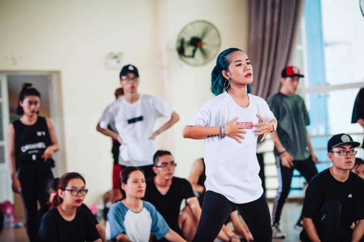 Với những bạn trẻ đam mê vũ đạo, làm việc liên quan đến môn nhảy ở Sài Gòn, cái tên Thy Trần chắc chắn đã không còn quá xa lạ. Thy Trần là một vũ công chuyên nghiệp, một cô giáo dạy nhảy khá có tiếng ở TP HCM. Không chỉ có kinh nghiệm nhiều năm tập luyện, biểu diễn... Thy Trần còn được biết đến với khả năng biên đạo cực đỉnh. Cô cũng là tác giả của rất nhiều tiết mục nhảy, múa đặc sắc được biểu diễn trong những chương trình, sự kiện lớn, nổi bật.