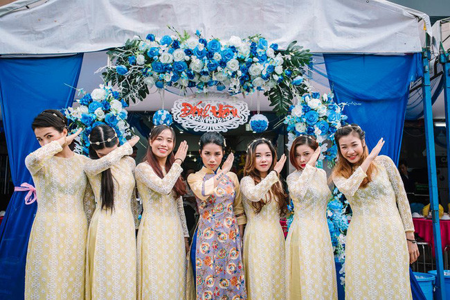Ngoài cô dâu, chú rể, màn nhảy mở đầu đám cưới vừa qua còn có sự góp công rất lớn của các vũ công phụ đều là những người bạn có cùng đam mê với Thy Trần. Là một dancer chuyên nghiệp nên trong những bức ảnh cưới, ảnh đính hôn... Thy Trần cũng phần nào thể hiện được niềm đam mê và nói lên công việc chính hiện tại mà cô đang theo đuổi. Ảnh: SNB Wedding Photography.