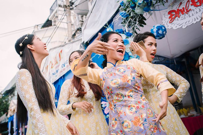 Riêng với tiết mục nhảy trong đám cưới vừa qua, Thy Trần muốn gửi gắm ý nghĩa, lời khẳng định cô và Quốc Kiên đã gặp được người bạn đời tâm đầu ý hợp với mình. "Mình thích thì mình yêu thôi" cũng là lời tuyên bố, câu mô tả về tình yêu mang đậm những nét tự nhiên, rực rỡ sắc màu tuổi trẻ của cặp đôi này. SNB Wedding Photography.