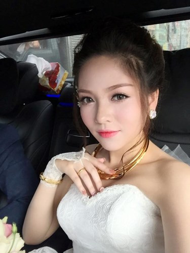 ... Vì vậy, việc cô nàng bất ngờ kết hôn đã tạo ra sự ngạc nhiên, một phần vì tuổi đời của Hiền Giang còn rất trẻ, một phần vì dân mạng chưa từng biết đến việc cô nàng có tình yêu và đã đủ thời gian gắn bó để tiến đến hôn nhân. Đến thời điểm hiện tại, tức khoảng 3 tháng sau đám cưới, Hiền Giang tiết lộ cô cảm thấy vô cùng hạnh phúc và việc lấy được một người thực sự phù hợp với mình, yêu thương mình hết lòng được Hiền Giang coi như là một điều may mắn, tuyệt vời nhất trong năm 2016.
