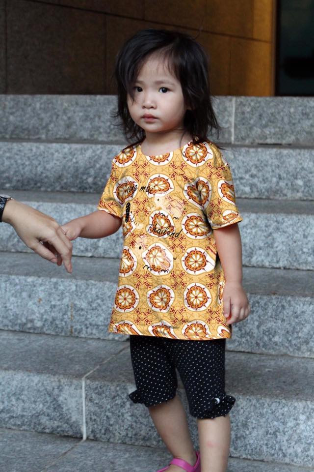 Hoa văn và màu sắc của gạch hoa huyền thoại theo nhiều bạn trẻ là vừa gợi cảm nhận về những ngày xưa cũ, vừa toát lên chút "sang chảnh", gợi liên tưởng về thời trang baroque hay floral vintage đang thịnh hành ở phương Tây. Ảnh: Quang Lê.