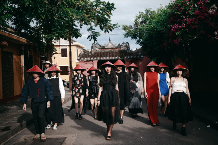 Cùng xem thêm một vài tấm hình ấn tượng khác trong bộ ảnh kỷ yếu chất nhất hệ mặt trời của các sinh viên mỹ thuật.