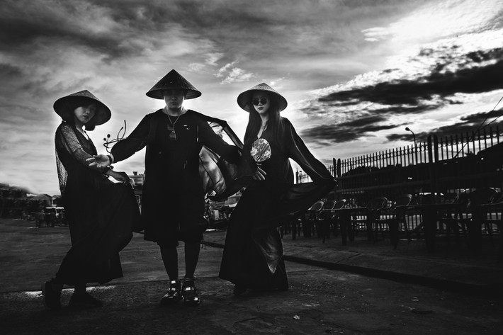 Về ý nghĩa, thông điệp của bộ ảnh, một thành viên trong nhóm cho biết: "Khi nghĩ về đạo cụ đặc trưng bọn mình cùng thống nhất là nón lá: là sản phẩm truyền thống của Việt Nam, rất phù hợp với Hội An. Đó là thông điệp ''hướng về truyền thống'' kết hợp với màu đỏ - màu sắc mạnh mẽ, đầy cảm xúc, nhiệt huyết - là những gì bọn mình muốn thể hiện trong bộ ảnh".