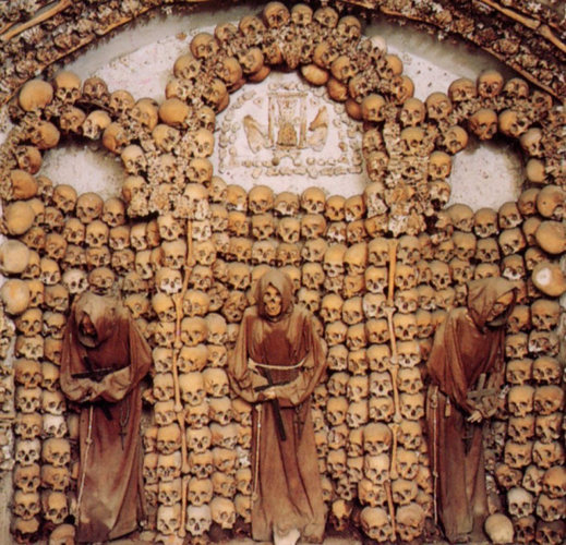 Hầm mộ Capuchin ở Rome, Italy gồm nhiều xác ướp chen chúc nhau trong một căn phòng khiến nhiều người giật mình. Hàng nghìn xác ướp ở đây được người thân của họ trả tiền cho việc bảo quản và sắp xếp vị trí.