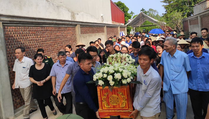 Người thân cho lẫn người lạ mỗi người một tay nâng niu cháu cho cháu về nơi an nghỉ cuối cùng.