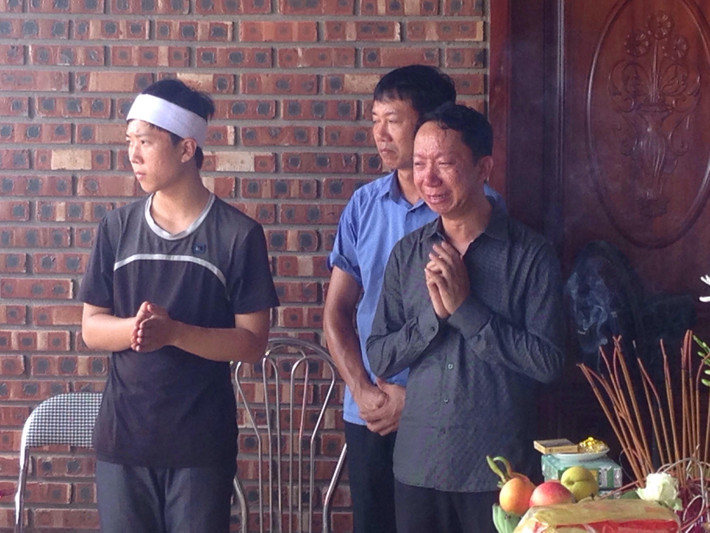 Anh Sơn bố học sinh bị bỏ quên trên xe tử vong không còn giữ được vẻ bình tĩnh khĩ nhận hung tin nữa.