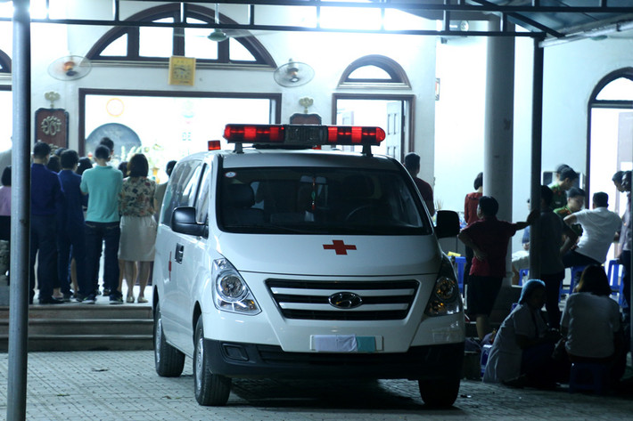 Xe cứu thương đưa cháu L về quê nhà tại Thanh Hóa