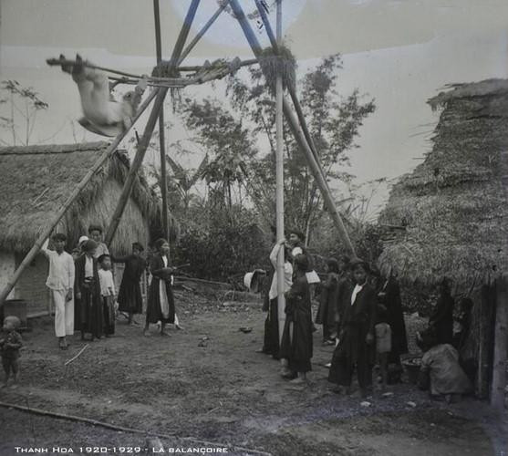 Trẻ em chơi đánh đu.