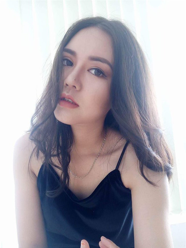 Khó có thể tin được, đây là hình ảnh hiện tại của cô gái da đen, miệng móm năm nào. Huyền Trang nổi như cồn trên mạng xã hội sau khi sở hữu nhan sắc mới. Ngoại hình của cô được miêu tả bằng nhiều mỹ từ: nụ cười rạng rỡ, gương mặt lai Tây, làn da trắng mịn...
