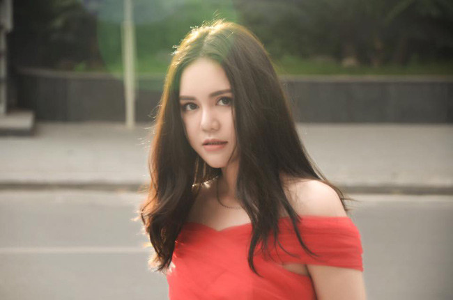 Cô gái Thanh Hóa có được sự thay đổi này là nhờ nhận được gói hỗ trợ phẫu thuật thẩm mỹ trị giá 1 tỷ đồng của chương trình "Phép màu sắc đẹp". Trải qua bao đau đớn với những cuộc "dao kéo" nâng mũi, mở rộng mí mắt, khép nhỏ hai cánh mũi, chỉnh hàm... trong suốt 3 tháng, Huyền Trang xuất hiện ấn tượng trong diện mạo mới.