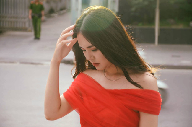Nụ cười đối với Huyền Trang từng là thứ hiếm hoi hơn tất thảy mọi thứ vì cô tự ti về khuôn miệng móm mém của mình. Thế nhưng giờ đây, cả nhan sắc và cuộc sống của nữ sinh Thương mại đã thay đổi một cách bất ngờ.