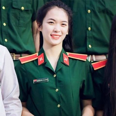 Là môn học “khô cứng” mà bất kỳ học sinh, sinh viên nào cũng phải trải qua khi ngồi trên ghế nhà trường. Nhưng, nếu môn học đó lại được truyền đạt bởi một giáo viên xinh đẹp thì sao nhỉ? Đó là trường hợp của một cô giáo dạy môn quốc phòng tại Tp Hồ Chí Minh. Ngay sau khi những bức ảnh “chụp trộm” bị học sinh tung lên mạng, cô giáo xinh đẹp này đã nhận được 15.000 lượt like cùng nhiều bình luận, chia sẻ.