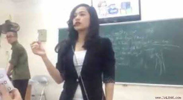 Một cô giáo trẻ bỗng dưng "nổi tiếng" sau khi được học sinh lén quay clip tiết dạy về giáo dục giới tính rồi đưa lên mạng. Với cách giảng bài dí dỏm, thông minh, bài học về việc sử dụng bao cao su đúng cách của cô đã được học sinh hào hứng đón nhận. Clip này ngay sau đó đã được chia sẻ chóng mặt trên mạng xã hội.