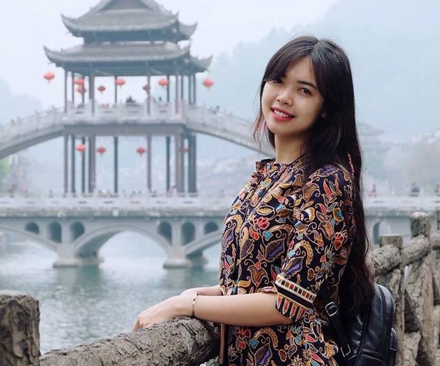 Hằng sinh ra và lớn lên ở Hà Nội, cô chưa từng tham gia một cuộc thi sắc đẹp lớn nào, cái duyên duy nhất đến với Hằng là cuộc thi Hoa khôi Xây dựng năm 2011 tại trường nhà và phải đến 6 năm sau nữ trợ giảng mới quyết tâm tham gia cuộc thi Hoa hậu hoàn vũ. Thanh Hằng cũng bộc bạch, bản thân yêu thích trường ĐH Xây dựng từ rất lâu nên khi thi đại học cựu sinh viên ĐH Xây dựng cũng chỉ đăng ký duy nhất một nguyện vọng và thi đúng một trường này. Không chỉ xinh đẹp, Hằng còn sở hữu bảng thành tích đáng nể khi còn là sinh viên nhà trường như Giải Nhất và Giải Ba cuộc thi Body Painting Triển lãm Kiến trúc Vietart 2012; Giải Ba Festival Sinh viên Kiến trúc toàn quốc 2012 tại Đà Nẵng. Bên cạnh đó, Hằng còn là thành viên đội SV giải Nhì toàn quốc SV2012; Giải ba toàn quốc SV2013.