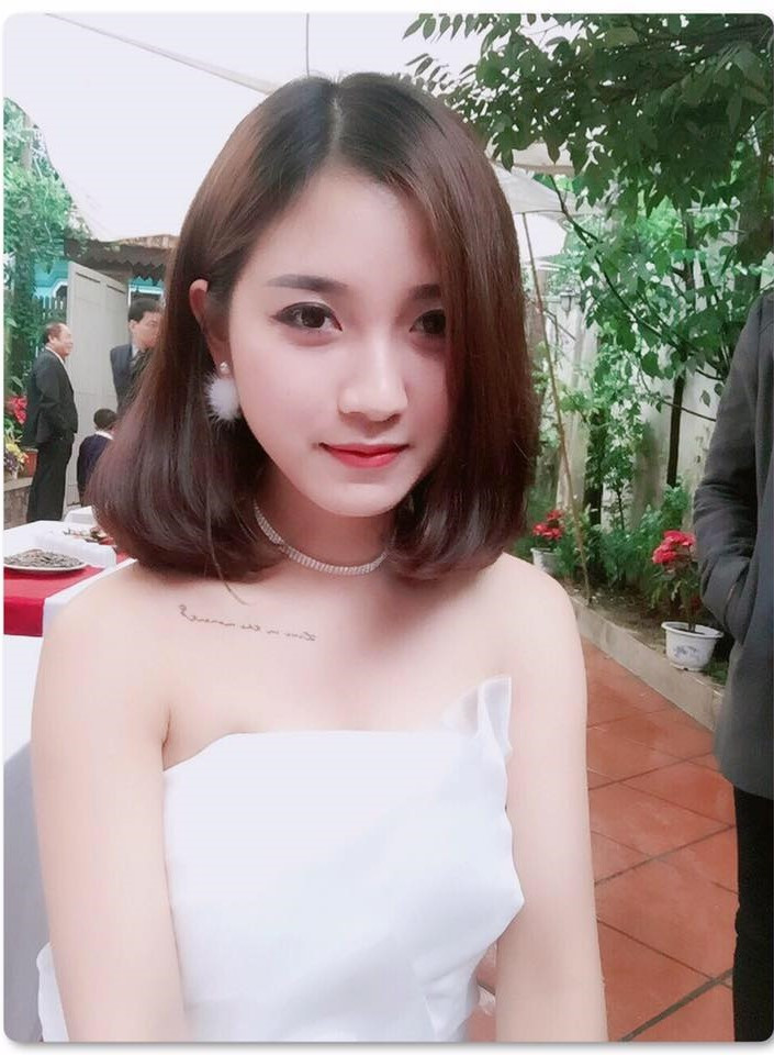 Là một giáo viên trẻ, cô giáo Ngân khá hòa đồng và năng động. Trang cá nhân của cô có hơn 45.000 thành viên theo dõi. Ban đầu, cô dự định theo ngành kế toán nhưng đã “rẽ ngang” nhờ sự động viên của gia đình có truyền thống dạy học. Dần dần, cô giáo làm quen với nghề nhờ tình yêu học trò. Cô giáo kể rằng cô có rất nhiều người bạn nhỏ. Đó là nguồn động viên cho cô mỗi khi nản chí, mệt mỏi. Chia sẻ những kinh nghiệm về nghề giáo, cô gái trẻ sinh năm 1991 cho biết, suốt quá trình giảng dạy, cô đã phải không ngừng trau dồi kiến thức và thường xuyên gặp các giáo viên khác trao đổi kinh nghiệm, phương pháp truyền đạt sao cho hiệu quả.