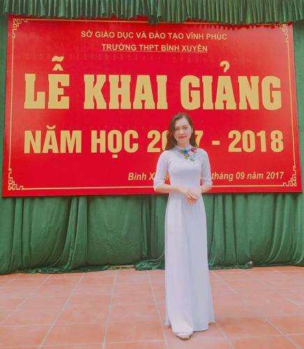 Tháng 9/2017, xuất hiện trong lễ khai giảng năm học mới, những bức ảnh chụp cô giáo trẻ Trân Hương Thu (sinh năm 1995) giáo viên trường THPT Bình Xuyên (Vĩnh Phúc) đã nhanh chóng gây sự chú ý của đông đảo học sinh trong trường và cư dân mạng. Được biết, đây là lễ khai giảng đầu tiên Hương Thu tham dự với tư cách là giáo viên tiếng Anh của trường. Chia sẻ trên báo chí, Hương Thu cho biết, được đứng trên bục giảng là ước mơ từ những ngày còn bé. Tốt nghiệp Đại học Sư phạm Hà Nội 2 vào tháng 7, với những thành tích xuất sắc trong học tập, Trần Hương Thu được nhận về trường THPT Bình Xuyên giảng dạy bộ môn tiếng Anh.