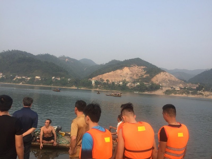 Đến gần cuối giờ chiều ngày 21/3, các lực lượng chức năng của tỉnh Hòa Bình đã tìm thấy toàn bộ thi thể của 8 học sinh bị đuối nước trên sông Đà (bến Thịnh Minh, phường Thịnh Lang, TP Hòa Bình).