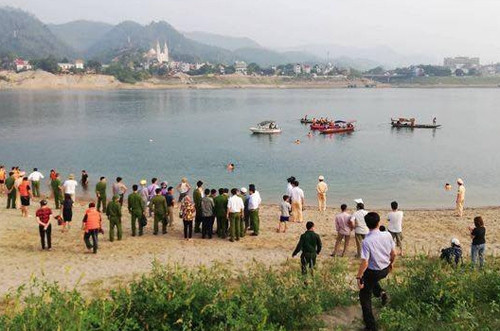 Ngay khi tiếp nhận tin báo, Phòng Cảnh sát CCCP&CHCN (Công an tỉnh Hòa Bình) đã điều trên 40 cán bộ chiến sĩ, cùng 3 xe cứu nạn, 1 xe cứu thương, 1 xuồng máy và các trang bị, phương tiện đến hiện trường để tìm kiếm các nạn nhân.