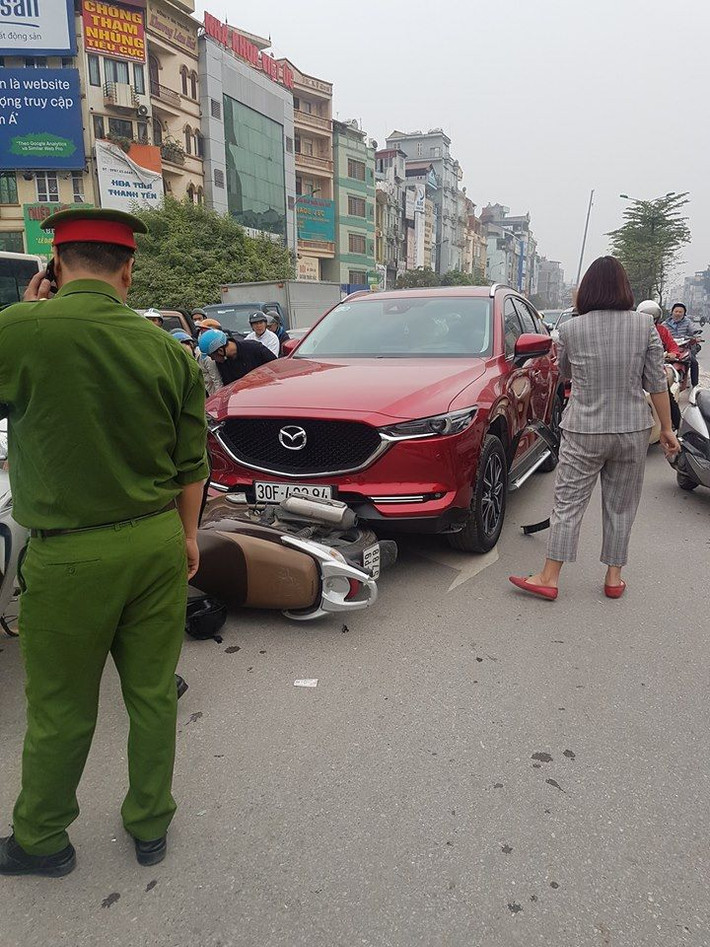 Bước đầu xác định, vụ tai nạn chỉ gây thương tích nhẹ cho các nạn nhân. Ngay khi tiếp nhận thông tin, lực lượng Công an quận Đống Đa khẩn trương đến hiện trường phối hợp với các đơn vị để khám nghiệm, điều tra làm rõ nguyên nhân vụ tai nạn.
