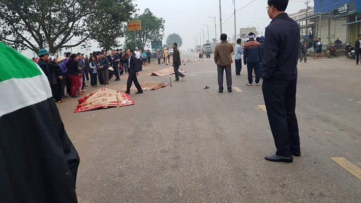 Các lực lượng chức năng khẩn trương đến hiện trường để phong tỏa khám nghiệm hiện trường, điều tra làm rõ vụ tai nạn.